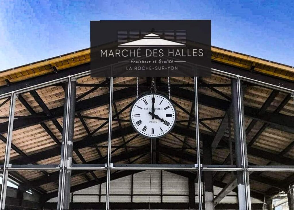 L’horloge de 1886 au fronton des Halles de La Roche-sur-Yon